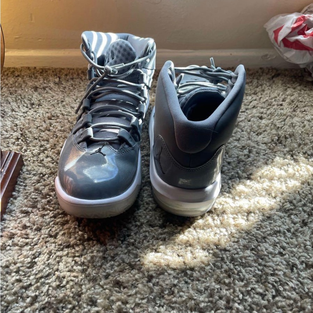 Men Jordan’s sneakers worn once.